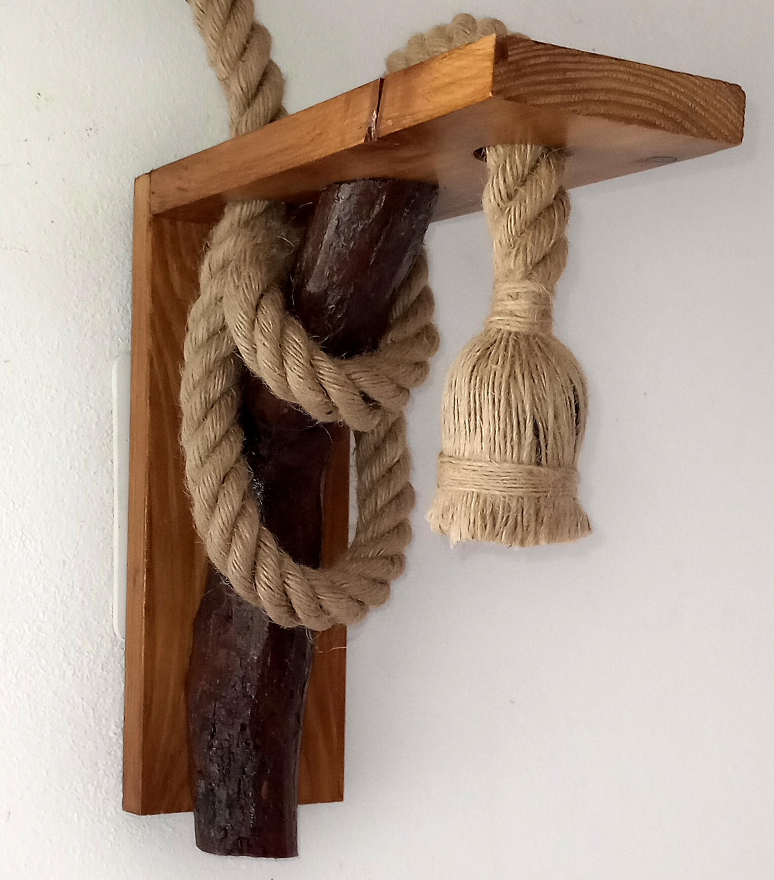 Aplica de perete rustica - din lemn masiv si franghie groasa de iuta, realizata manual, cod aac0400