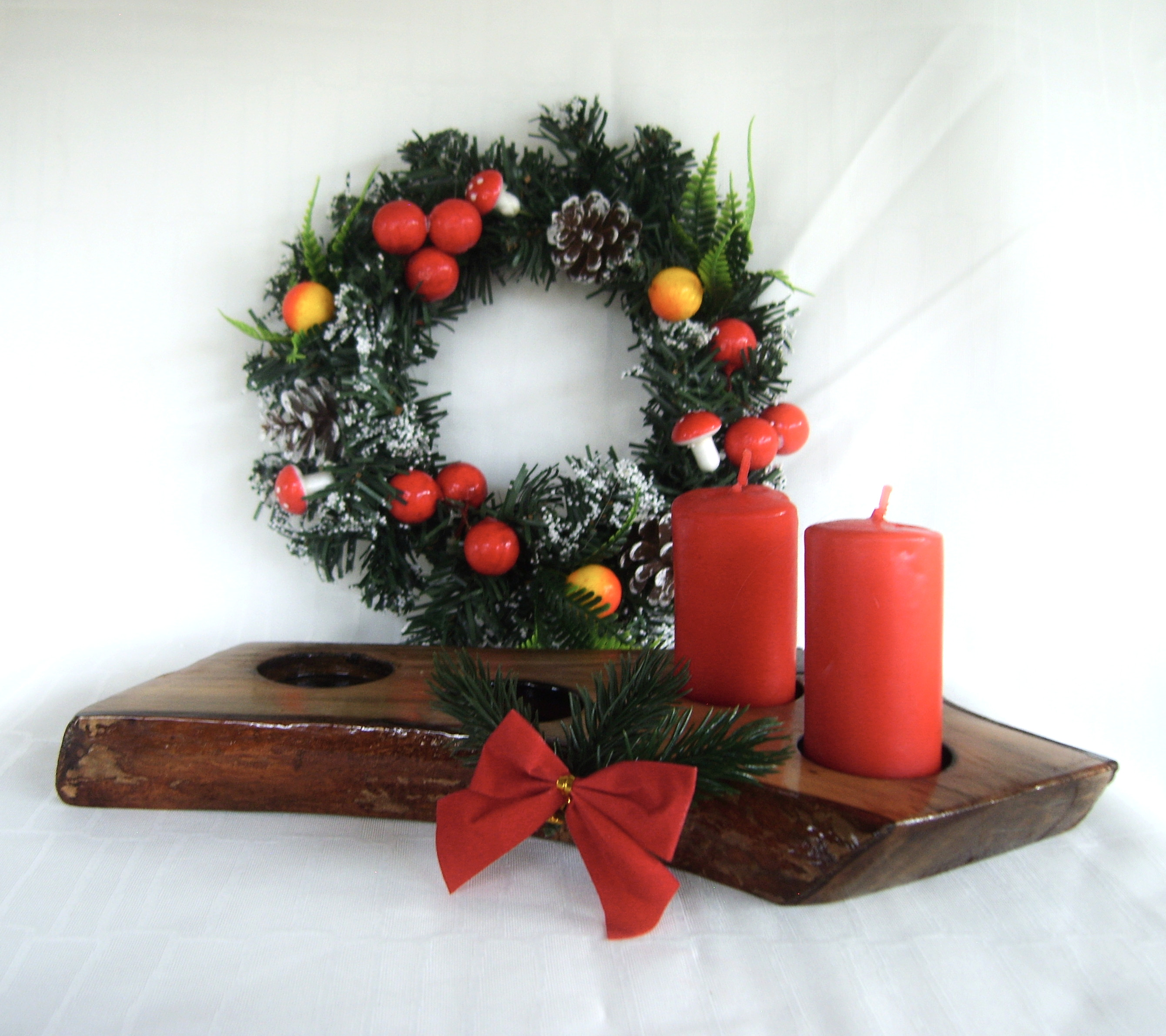 Suport decorativ din lemn pentru 4 lumanari – piesa rustica, lacuita, design natural